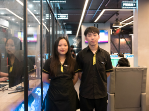 nhan-vien-nu-phuc-vu-quan-game